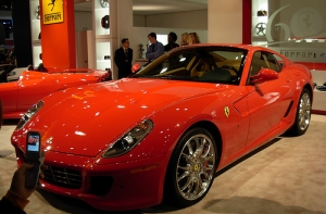 Кризис вынудил автомобильные компании [не выставляться на салонах]