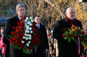Тысячи рижан [пришли к памятнику] Свободы возложить цветы
