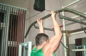 Российский курсант [поставил рекорд] подъемов переворотом на перекладине