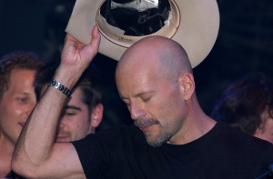 [Брюс Уиллис подал в суд] на малайзийского принца