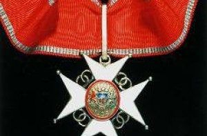 NRA: Крест «За заслуги» получила [интерфронтовка и гей]