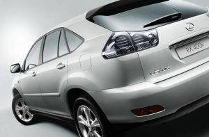 Кризис кризисом, а [новые «Лексусы»] выходят