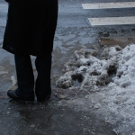 На скользких тротуарах люди [ломают руки и ноги]