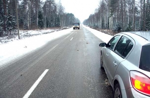 Снег осложнил [движение по многим дорогам] Латвии