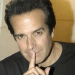 Во время неудачного трюка [Копперфильд сломал мужчине руку]