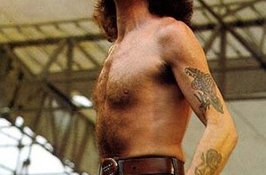 [О вокалисте AC/DC] снимут фильм