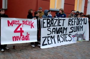 К Сейму вышли [1000 противников административно-территориальной] реформы