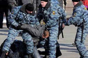 Протестующих во Владивостоке [жестоко подавил ОМОН]
