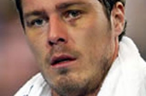 [Марат Сафин вышел] на корт с синяками.Он признал, что [подрался в Москве]