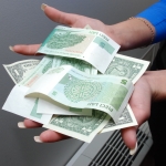 70% латвийцев [будут экономить после праздников]