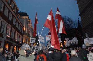 На Домской площади будут [протестовать 20 тысяч человек]