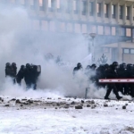 В Вильнюсе тысячи людей [забрасывают камнями литовский сейм] (аудио с места событий)