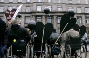 100 человек [протестуют против увеличения] пациентских взносов (дополнено)