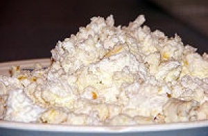 Депутатов перед заседанием [накормят творогом]