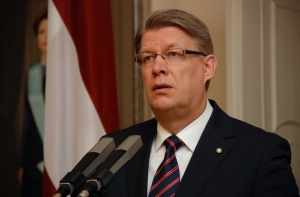 [Президент угрожает распустить] Сейм (дополняется)