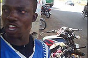 [Нигерийские байкеры] используют тыквы вместо шлема