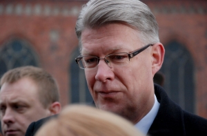 Затлерсу начали [подыскивать квартиру]