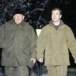 Медведев в лесу угостил Рауля Кастро [черным хлебом с салом]