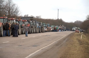 [Тракторы протестующих крестьян] добрались до Юглы