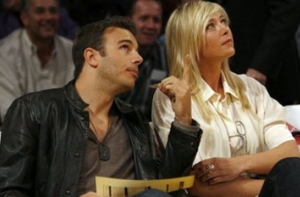 [Шарапова с бойфрендом] посетили баскетбол