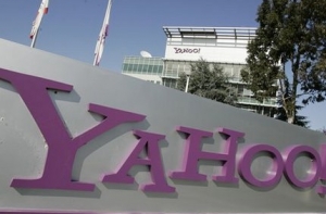 Глава Yahoo! [заморозила зарплаты]