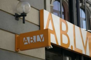 Aizraukles banka переманивает [клиентов Parex banka]