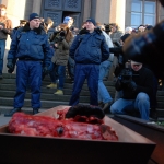 Крестьяне привезли к кабинету министров [гроб с коровьими головами]