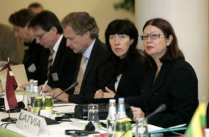 У «народников» [есть несколько кандидатов на место] Демаковой