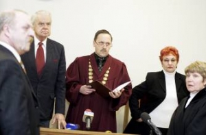 Бывшим [сотрудникам KNAB вынесены реальные] сроки