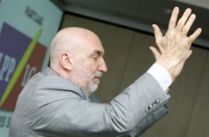 Годманис [оставил 12 министерств] и перераспределил «портфели»