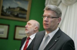 Президент [убедил Годманиса в необходимости] реорганизовать правительство