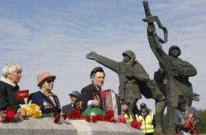 Гринбергс [сожалеет, что молодежь празднует] 9 Мая