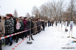 В Даугавпилсе [ботинками забросали изображение Сейма]