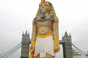 По Темзе проплыла [статуя фараона весом в тонну]