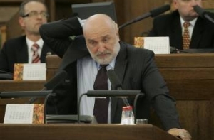 В связи с угрозами [усилена охрана] Ивара Годманиса