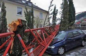 В Германии строительный кран [рухнул на жилые дома]
