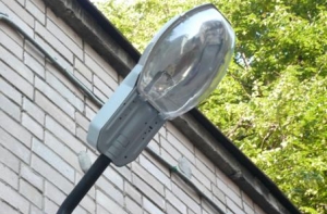 В [Валке гасят уличные] фонари