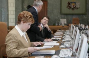 Министры просто [«поменяются портфелями»]