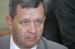 Слактерису кажется, что [он руководит тремя министерствами]