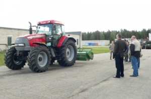 100 тракторов [собрались на шоссе Рига-Валмиера]