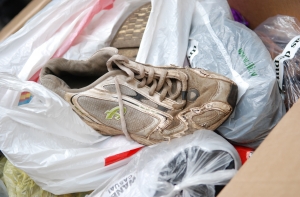 Депутатам [Сейма подарили поношенную обувь]