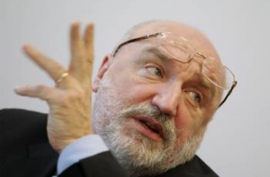 У Годманиса [был план по немедленному введению] евро