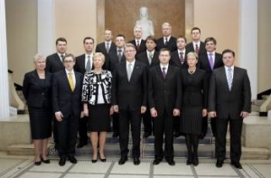 К поправками к бюджету правительство [приступит вплотную]