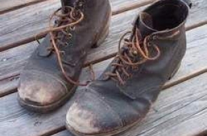 Даугавпилчане [подарят депутатам Сейма 100 кг] поношенной обуви