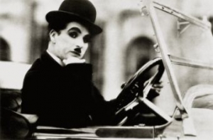 20-метровая статуя [Чарли Чаплина оскорбила индийцев]