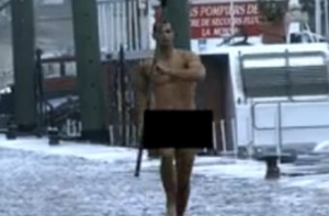 По Парижу пробежался [голый легкоатлет с шестом]