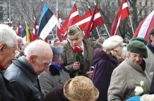 Латвийские [гастарбайтеры в Лондоне] протестуют против шествия легионеров