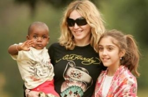 Мадонна приехала [в Малави за вторым ребенком]