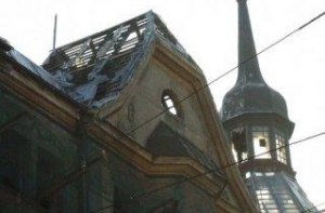 Разваливающийся дом в Риге [оградят лесами]