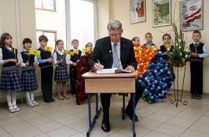 Президент Валдис Затлерс работает [и в свой день рождения]